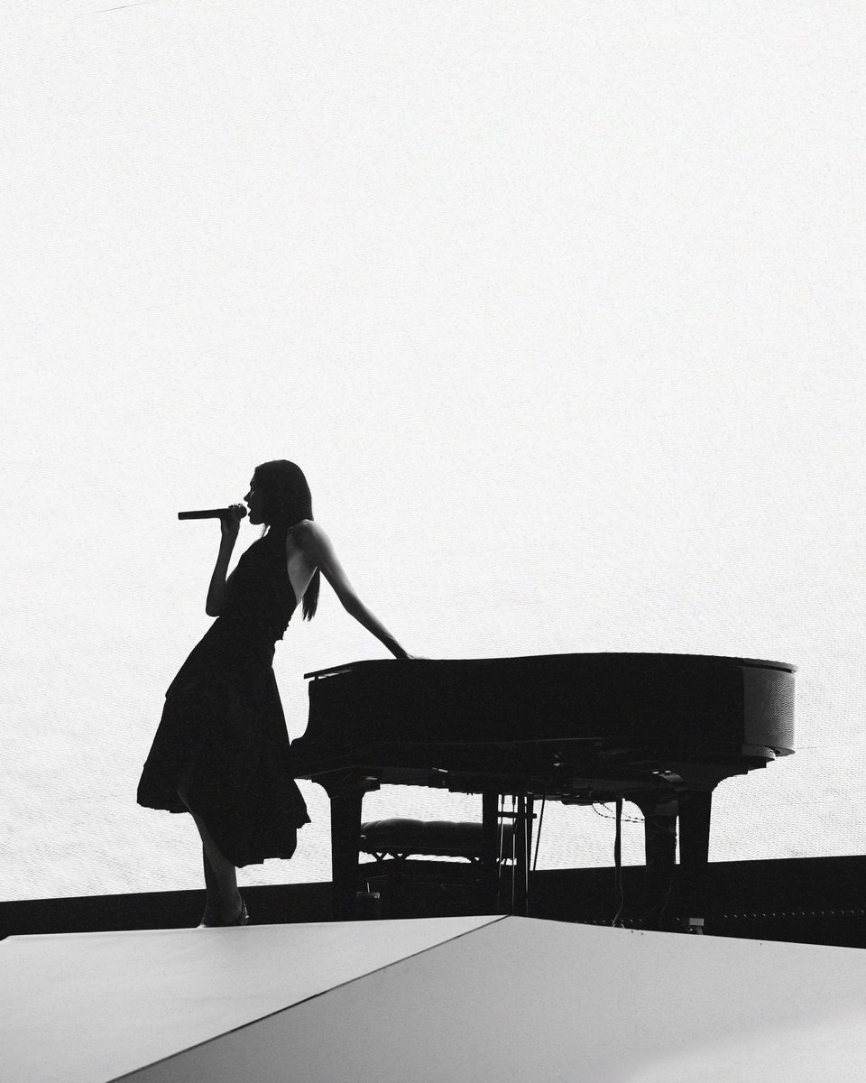 GGposeyy's tweet photo. 👑 Charlotte Cardin 👑
Bercy + Forest National https://t.co/vhNnJtitdE