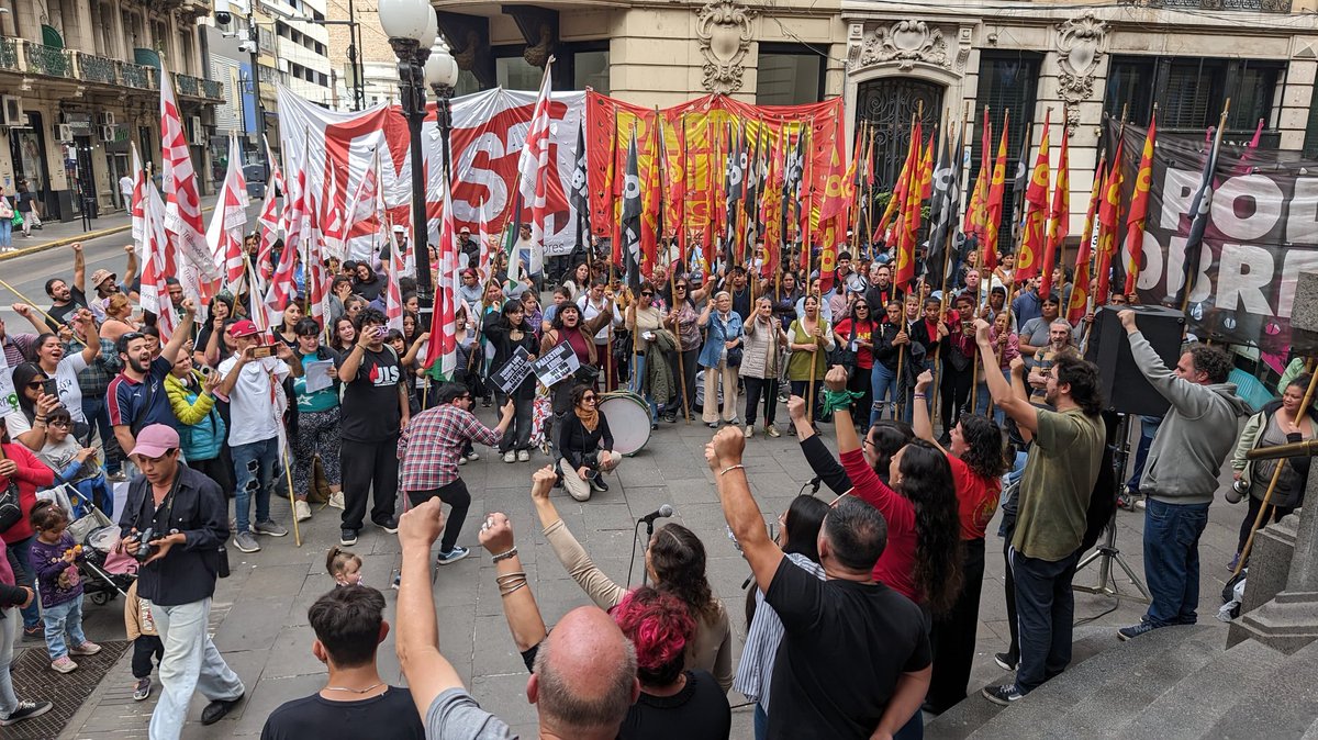 DeianaCarla's tweet photo. Acto en Rosario por el Día Internacional de lxs Trabajadorxs del  @FdeIzquierda. 
En las calles, por el triunfo de las luchas obreras con la huelga general. 
Por el Fuera Milei y la derrota del imperialismo-sionismo con la movilización Internacionalista.
 #palestinalibre https://t.co/dRtWnKVddX