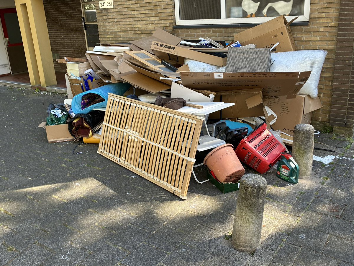 PMDelefre's tweet photo. ‘Compositie met karton’ 
Texelhof
#mrpostmanontheroad

© PMDelèfre https://t.co/CHL3hqPQpT