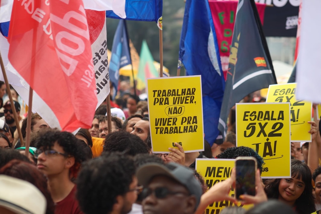 CarlosZarattini's tweet photo. O povo foi às ruas pelo fim da escala 6x1. O recado é simples: trabalhador quer tempo para viver, estudar, descansar e cuidar da família. https://t.co/fdzxM2ChQ8