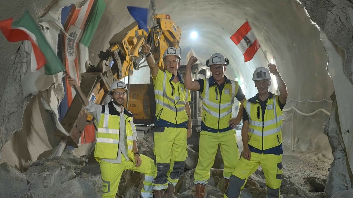 MagellanQuest's tweet photo. World record made in Europe: The world’s longest railway tunnel is being built under the Alps

Deep below the Alps, huge tunnelling machines are cutting their way through the mountain massif. The longest railway tunnel in the world is being built at the Brenner Pass. An engineering masterpiece made in Europe.

Source: EuroNews