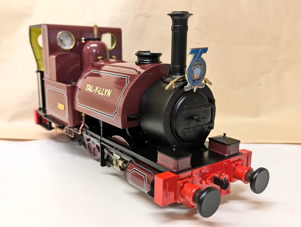 mikenarrowgauge's tweet photo. @MoralArty @TalyllynRailway @AccucraftT As per the above Tweet, I got myself some Talyllyn 75 badges from the @TalyllynRailway 

They make great headboards!

Here's #Talyllyn from #Accucraft @AccucraftT 🏴󠁧󠁢󠁷󠁬󠁳󠁿😎👍 https://t.co/olQfRns2u5