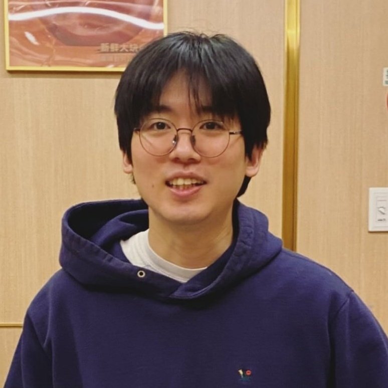 매드클라운과 조현철은 놀라울 정도로 형제처럼 닮았는데 그 이유는 실제로 형제관계이기 때문이다.