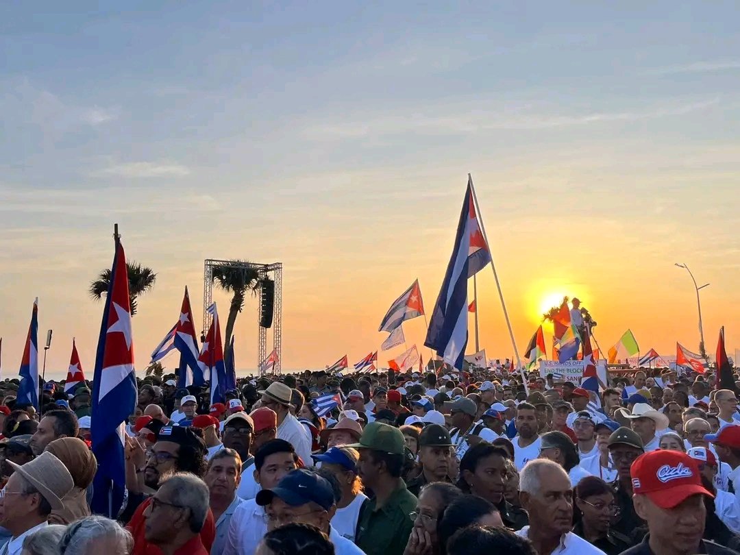 UJCdeCuba's tweet photo. Nuestro pueblo marchó por la Patria, por la Revolución y contra el bloqueo. 
Ahí, en la primera línea, estuvieron los jóvenes cubanos. 

#LaPatriaSeDefiende desde la unidad. ❤️🫂🇨🇺 https://t.co/jYvQ7DMG5C