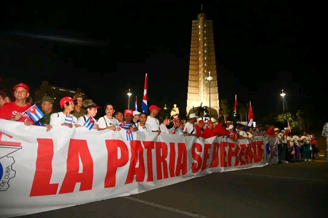 Nuestro pueblo marchó por la Patria, por la Revolución y contra el bloqueo. 
Ahí, en la primera línea, estuvieron los jóvenes cubanos. 

#LaPatriaSeDefiende desde la unidad. ❤️🫂🇨🇺