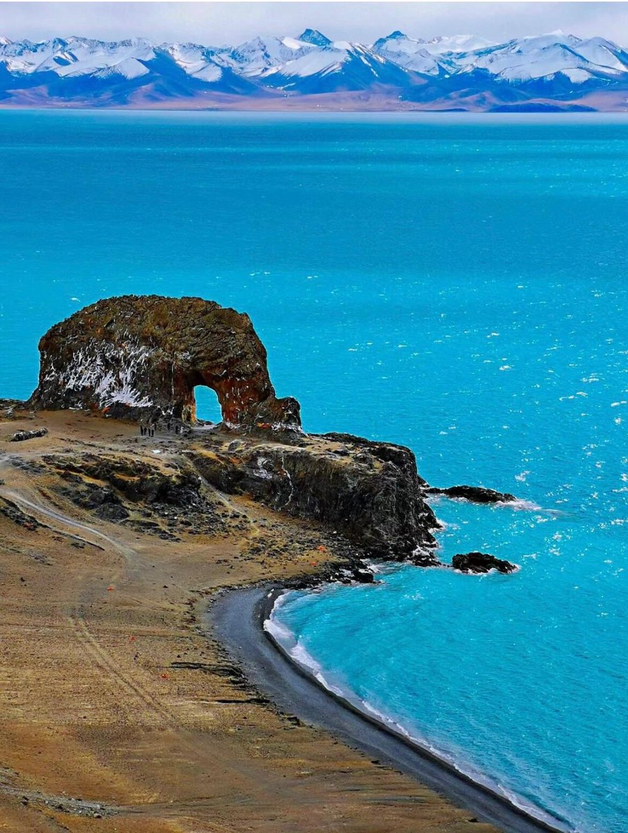 Samet43592871's tweet image. Woke up to mountains + a lake so blue it glows. Hiked 3hrs, ate street noodles by the shore, and now napping to bird sounds. Nature’s version of a reset button  #Wanderlust #NatureReset