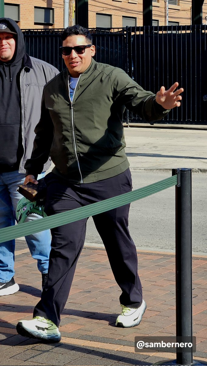 sambernero's tweet photo. Pic I took of Moises Ballesteros arriving at Wrigley Field this morning. https://t.co/YB2NFOPVe3