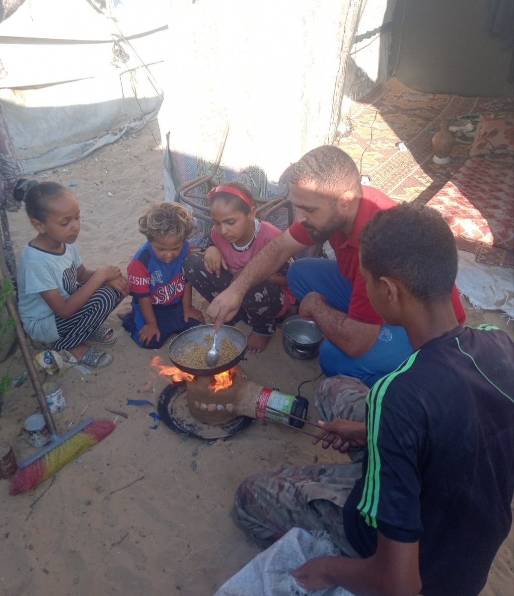 AhmadA2555's tweet image. My children need food and drink, and sometimes I am unable to provide even their most basic needs. 
Any help, no matter how small, could save their day. Please share this post so it might reach someone who can help. #Help #Solidarity
