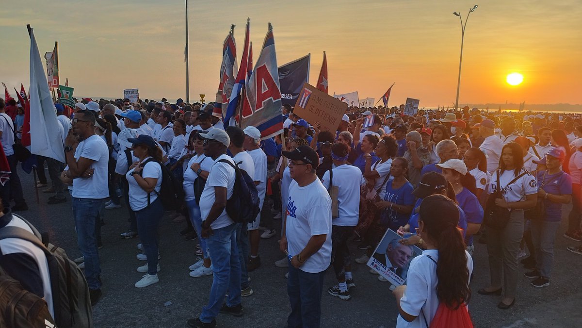 escueladuana's tweet photo. Nuestra Escuela  desde  bien temprano presente en nuestro malecón habanero celebrando el día del trabajo y dando nuestro Sí por la Patria y nuestra soberanía 
#CubaEstáFirme 
#LaPatriaSeDefiende 
#AduanadeCuba 
#EscueladeAduana https://t.co/tUJWC58l93