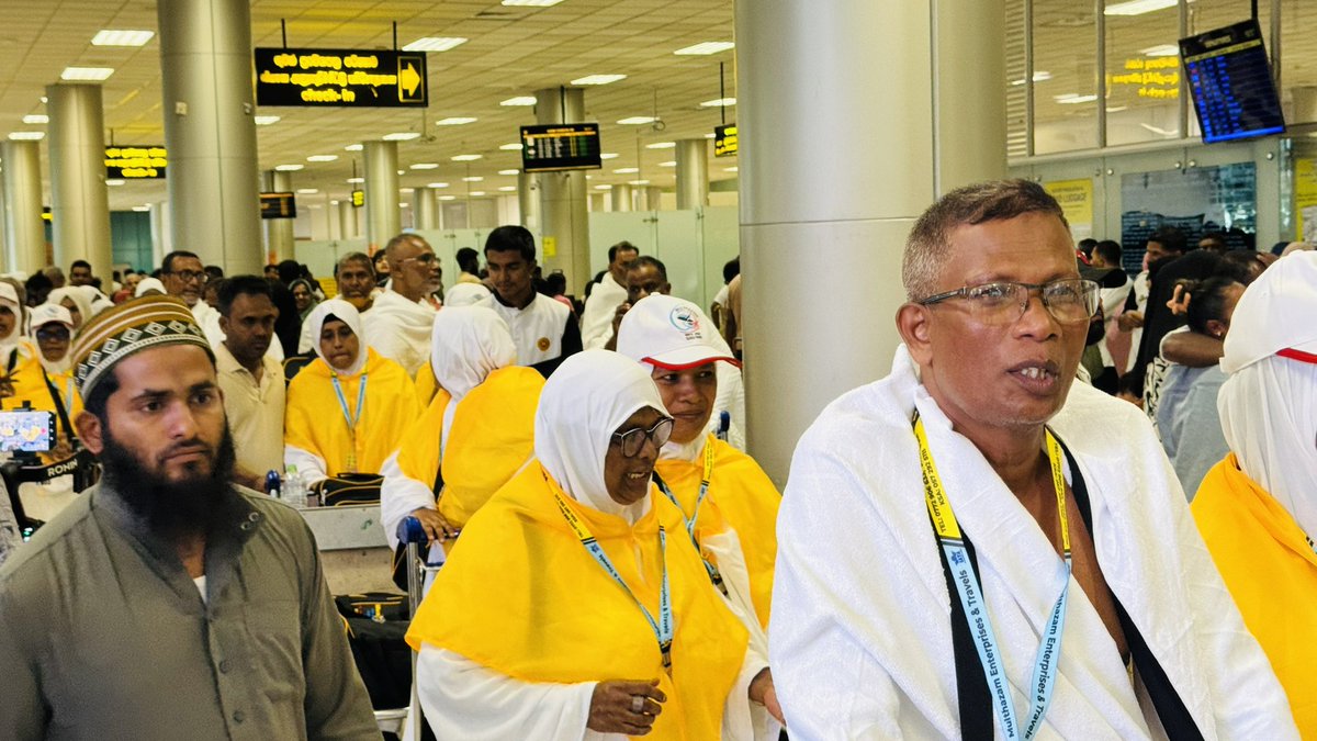 Vidiyallk's tweet image. #Saudi Ambassador to #SriLanka Khalid bin Hamoud Alkahtani was presented to bid farewell to the departing 🇱🇰 #Hajj2026 pilgrims to 🇸🇦. 

#Hajj is one of the five pillars of #Islam, and 3,500 of Sri Lankan Muslims travel to #Saudi each year to perform the annual pilgrimage.