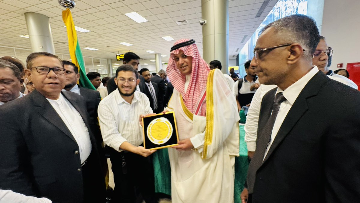 Vidiyallk's tweet image. #Saudi Ambassador to #SriLanka Khalid bin Hamoud Alkahtani was presented to bid farewell to the departing 🇱🇰 #Hajj2026 pilgrims to 🇸🇦. 

#Hajj is one of the five pillars of #Islam, and 3,500 of Sri Lankan Muslims travel to #Saudi each year to perform the annual pilgrimage.