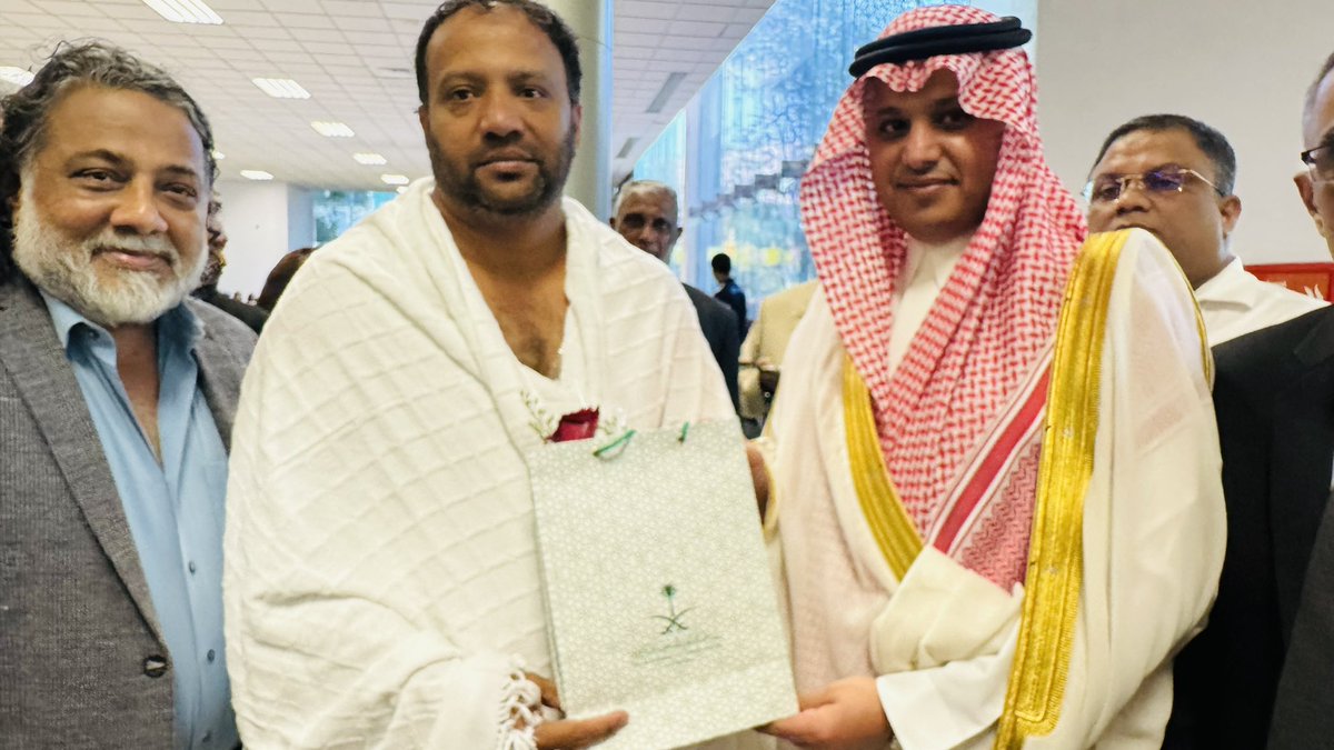 Vidiyallk's tweet image. #Saudi Ambassador to #SriLanka Khalid bin Hamoud Alkahtani was presented to bid farewell to the departing 🇱🇰 #Hajj2026 pilgrims to 🇸🇦. 

#Hajj is one of the five pillars of #Islam, and 3,500 of Sri Lankan Muslims travel to #Saudi each year to perform the annual pilgrimage.