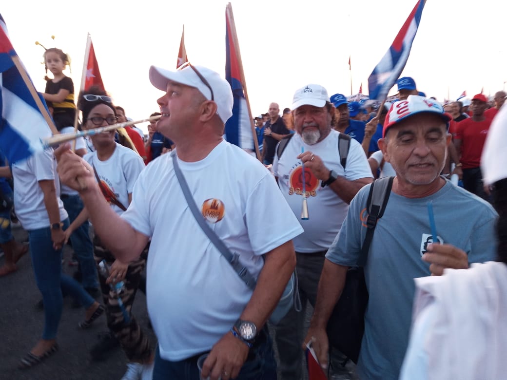 MayabequeEmber's tweet photo. Desde horas tempranas los trabajadores de EMBER Mayabeque se movilizan para defender la unidad y soberania de nuestro pueblo ante las amenazas del imperio exigiendo el cese del bloqueo.
#LaPatriaSeDefiende
#PorLaPazYLaSoberania
#AbajoElBloqueo https://t.co/BjtmLE7JTn