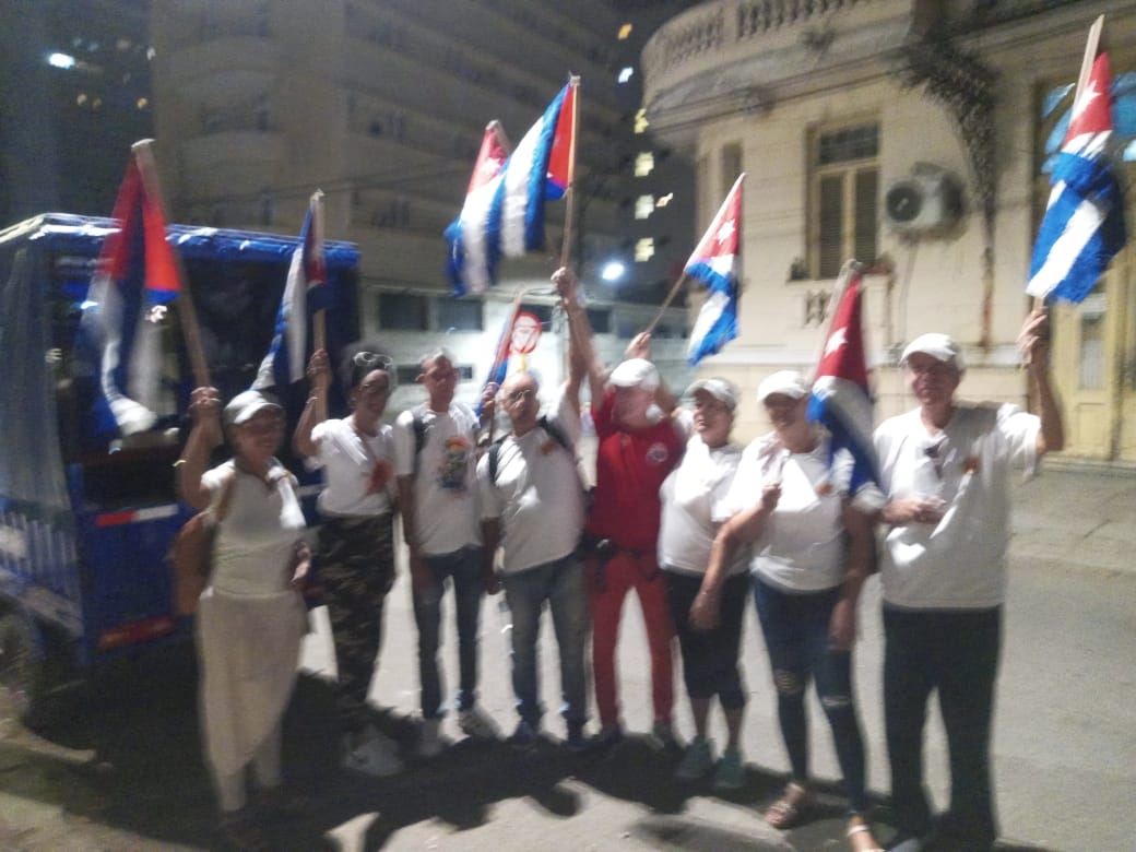 MayabequeEmber's tweet photo. Desde horas tempranas los trabajadores de EMBER Mayabeque se movilizan para defender la unidad y soberania de nuestro pueblo ante las amenazas del imperio exigiendo el cese del bloqueo.
#LaPatriaSeDefiende
#PorLaPazYLaSoberania
#AbajoElBloqueo https://t.co/BjtmLE7JTn