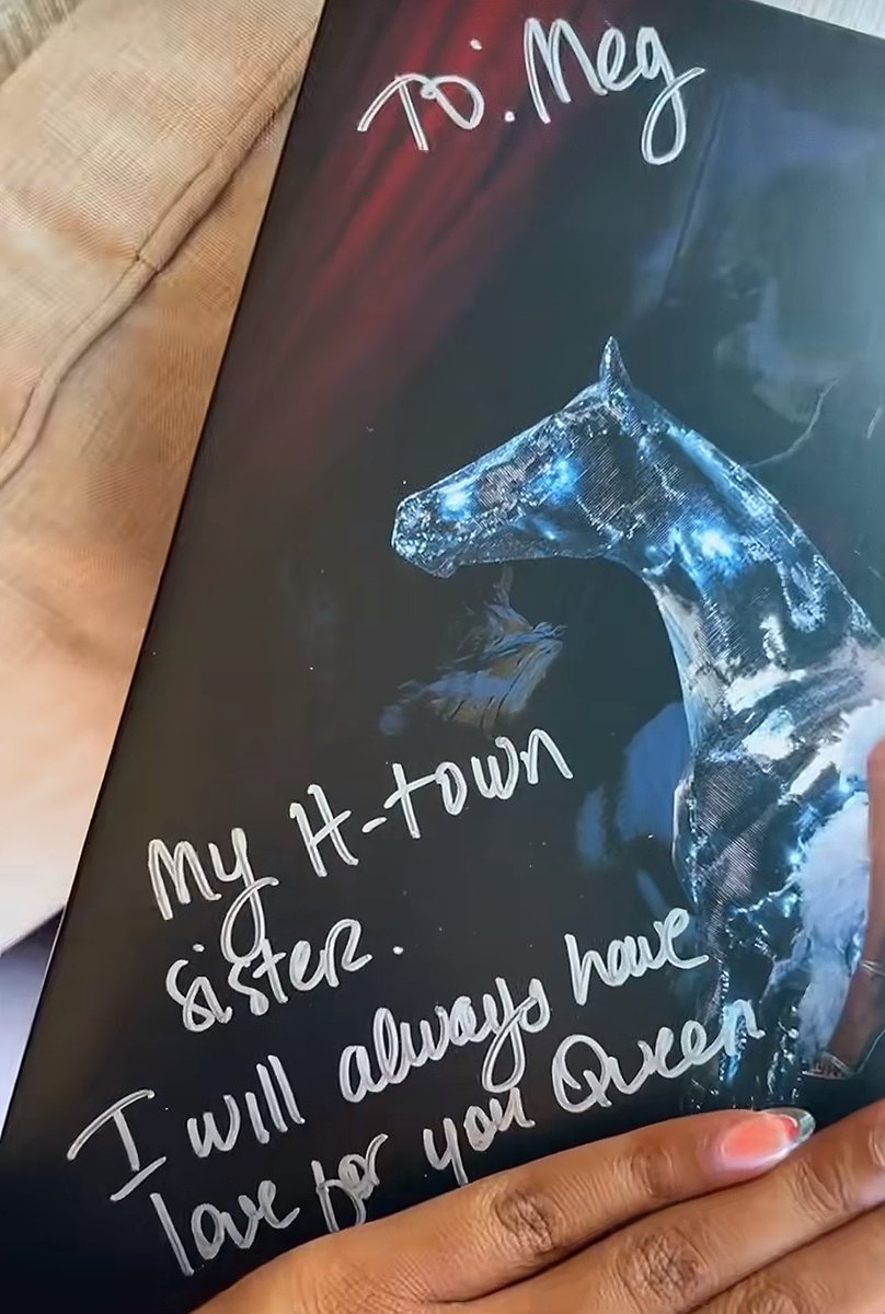 beyhivecombr's tweet image. Em 2022, Megan Thee Stallion recebeu o Renaissance autografado e ocultou parte da mensagem — supostamente agradecendo por sua participação no filme.

Syd recebeu flores: “Obrigada por contribuir tanto para o filme. Estou assistindo às filmagens e você está incrível.”