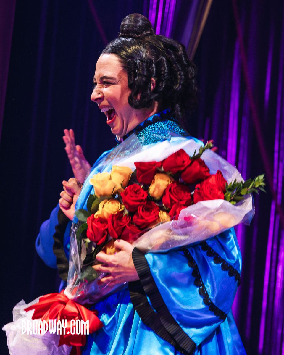 broadwaycom's tweet image. Maya Rudolph's Broadway debut dreams have come true! She stars in OH, MARY! as the titular Mary Todd Lincoln.

Get tickets to see Rudolph in her first Broadway role: bit.ly/3weaIw3

📸: Rebecca J Michelson

#broadway #ohmary #mayarudolph