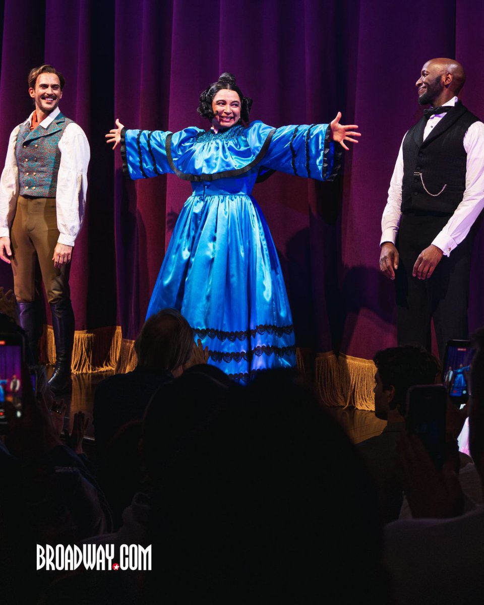 broadwaycom's tweet image. Maya Rudolph's Broadway debut dreams have come true! She stars in OH, MARY! as the titular Mary Todd Lincoln.

Get tickets to see Rudolph in her first Broadway role: bit.ly/3weaIw3

📸: Rebecca J Michelson

#broadway #ohmary #mayarudolph