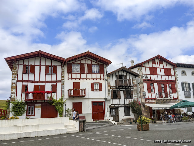 ElGuisanteVerde's tweet image. Viaje por el interior del País Vasco Francés. Algunos de los Pueblos más Bonitos de #Francia: Sara y Ainhoa, y otros que no se quedan atrás: Espelette o Ascain, desde el que divisamos la cumbre de arenisca rosácea del Monte Larrún blgs.co/dmbk42
