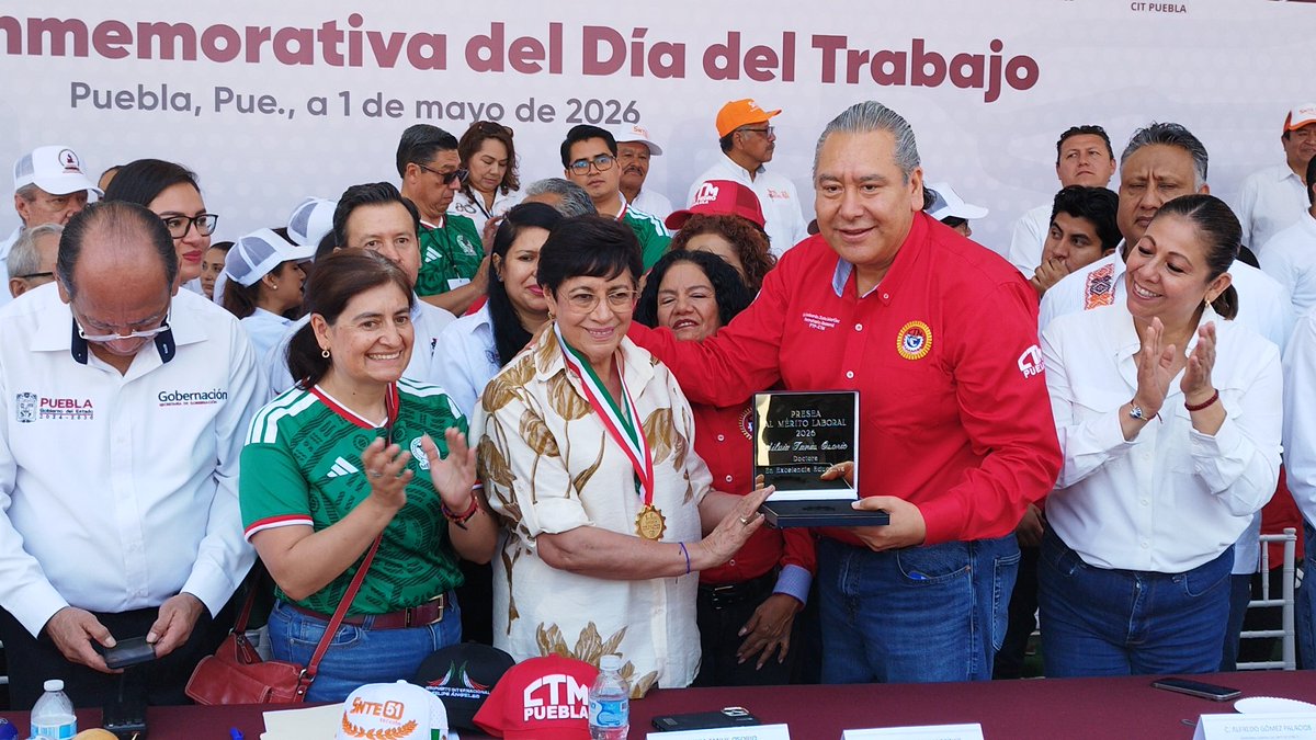 AliadosPuebla's tweet photo. En un gran despliegue de organización y unidad el contingente de la @CTMPuebla y su secretario general @leobardosoto hacen entrega de un reconocimiento por su gran trabajo en la vida publica del estado a la Mtra. @silvia_tanus #AliadosPuebla https://t.co/2qmrOlAfTY