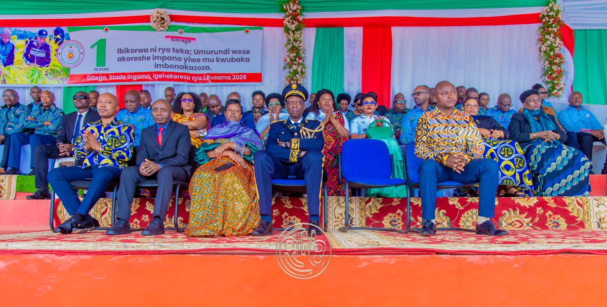 RTNBurundi's tweet image. #Burundi: Travail et gouvernance publique

𝗟𝗲𝘀 𝗳𝗼𝗻𝗰𝘁𝗶𝗼𝗻𝗻𝗮𝗶𝗿𝗲𝘀 𝗮𝗽𝗽𝗲𝗹𝗲́𝘀 𝗮̀ 𝘀𝗲𝗿𝘃𝗶𝗿 𝗽𝗹𝗲𝗶𝗻𝗲𝗺𝗲𝗻𝘁 𝗹𝗲𝘀 𝗰𝗶𝘁𝗼𝘆𝗲𝗻𝘀 𝗮𝘃𝗲𝗰 𝗿𝗲𝘀𝗽𝗼𝗻𝘀𝗮𝗯𝗶𝗹𝗶𝘁𝗲́

Dans son allocution de circonstance à l’occasion des cérémonies marquant la fête