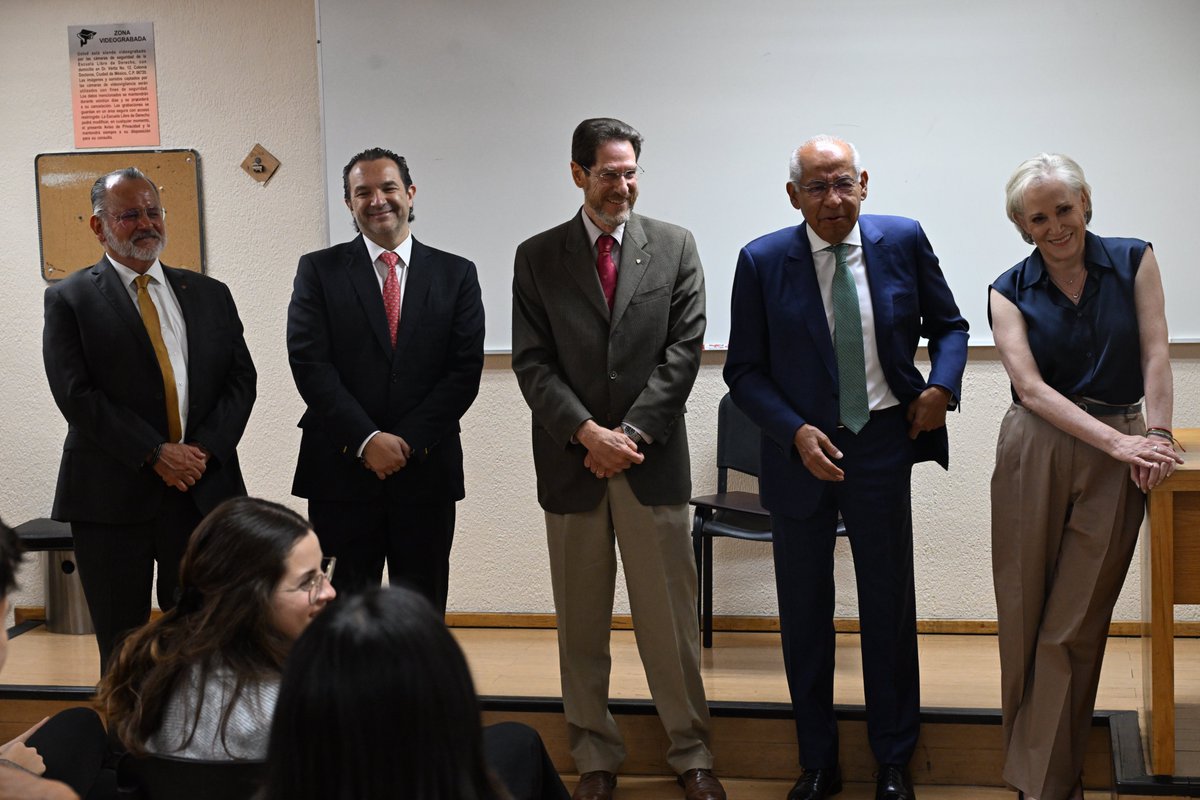 eld_oficial's tweet photo. Emotiva sin duda alguna fue la última clase de Don Ignacio R. Morales Lechuga, en la Escuela Libre de Derecho, donde por más de tres décadas la impartió, obviamente con su gran conocimiento, sus agudos comentarios y su fino sentido del humor. https://t.co/hqcBeLFBm5