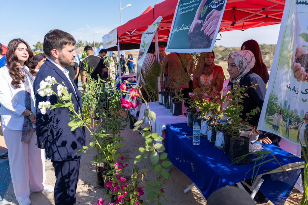 RuwaydaMustafah's tweet photo. Today in Kifri, @RwangaFdn hosted the Spring and Kifri Festival in coordination with the Kifri District authorities.

The day brought together handicrafts, traditional Kurdish cuisine, the Hallaji cotton-beating craft, beekeeping, photography, and a work and technology corner. 

Young people joined a professional CV-writing workshop, families accessed free health screenings, and visitors learned about safe migration through Rwanga’s ongoing project with the Government of Finland and ICMDP.