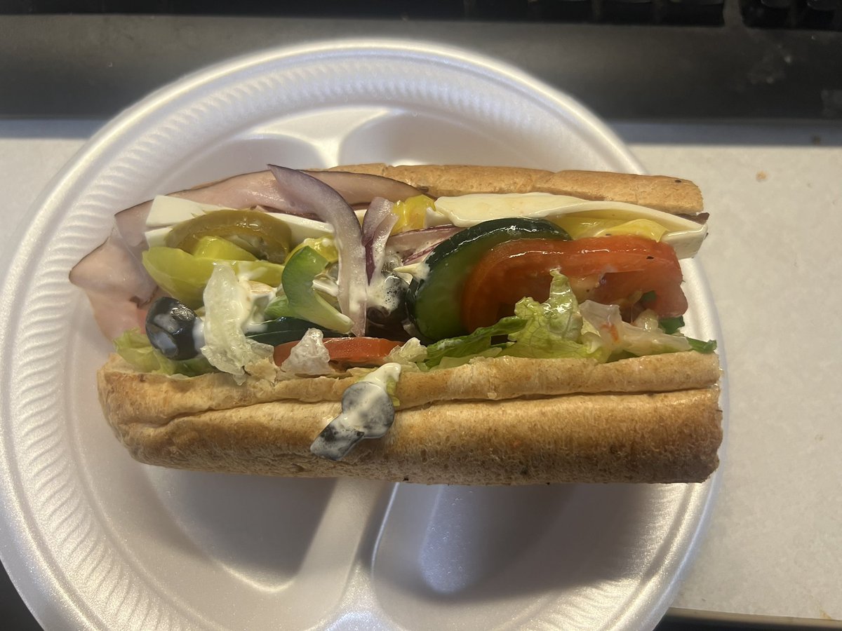 TteokTorta77's tweet image. #food #pictures #photos 

This is the sandwich that I got from a Subway location.
