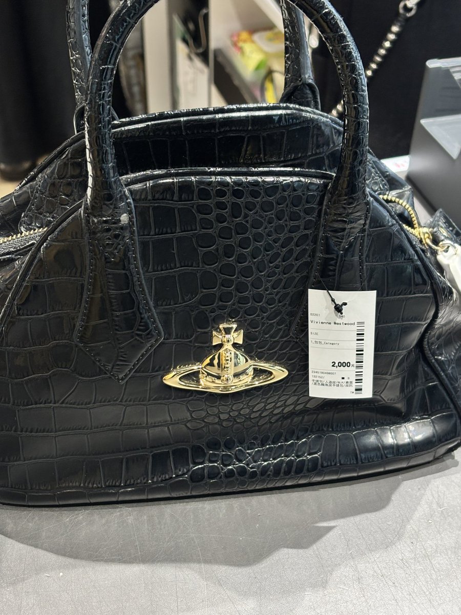 Vivienne Westwoodのバッグ クロコダイル風のデザインで高級感たっぷり Vivienne Westwoodのバッグ クロコダイル風のデザインで高級感たっぷり