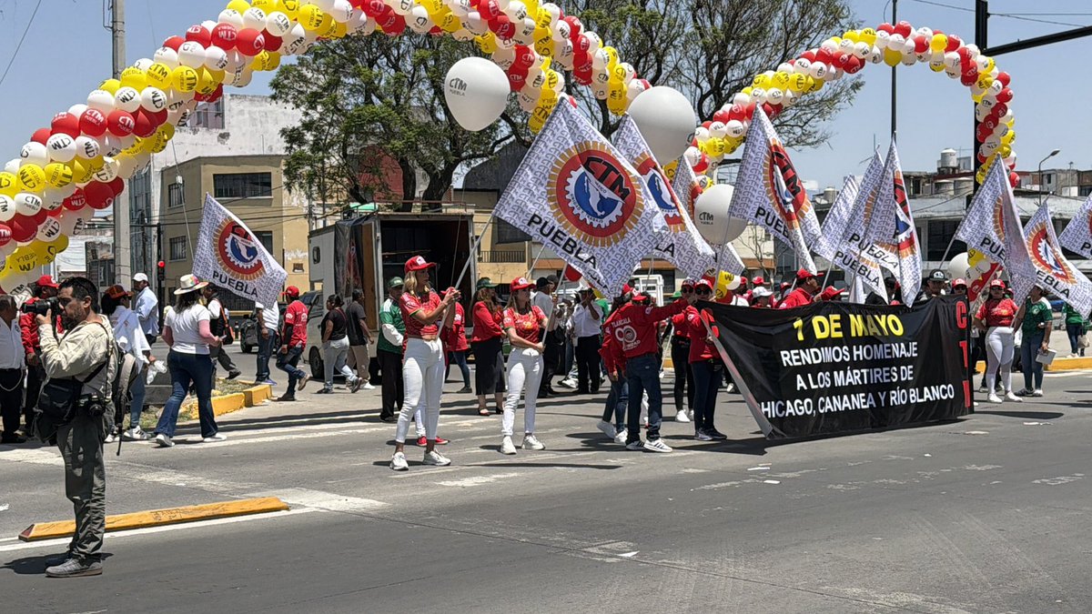 ISNNoticias's tweet photo. Miles de trabajadoras y trabajadores pertenecientes a @CTMPuebla encabezados por @leobardosoto llenan de alegría y color el desfile conmemorativo del Primero de #mayo en #Puebla las más de 300 empresas marcharon por mejoras salariales https://t.co/hsKml5YzP0