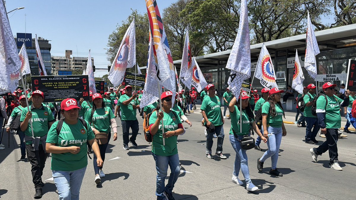 ISNNoticias's tweet photo. Miles de trabajadoras y trabajadores pertenecientes a @CTMPuebla encabezados por @leobardosoto llenan de alegría y color el desfile conmemorativo del Primero de #mayo en #Puebla las más de 300 empresas marcharon por mejoras salariales https://t.co/hsKml5YzP0