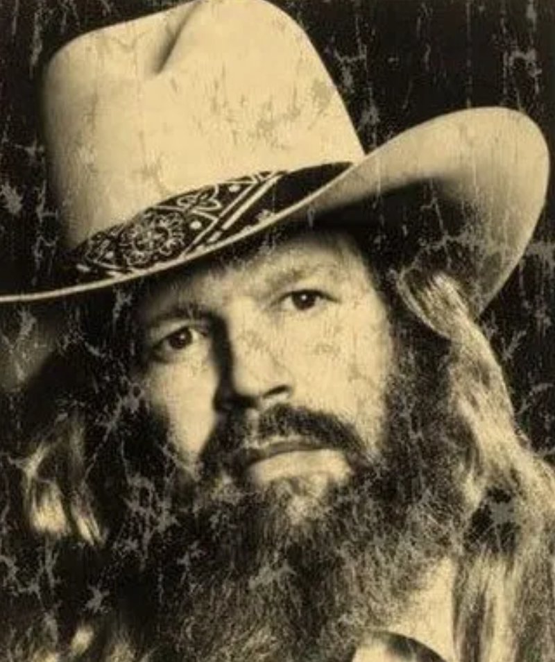 Br0ski47's tweet image. I met David Allan Coe once. He came to the function hall I was working at in a luxury conversion van. I cooked him supper and got to shake his hand. The guy is a legend. 🇺🇸 #RIP #CountrySinger