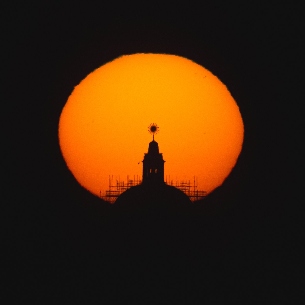 photopills's tweet image. “Solar filters allow you to properly expose the sun, so it isn’t blown out in your images.”
📷 Nikon Z6 III | 800mm | ƒ/6.3 | 1/800s | ISO 2500  | Solar filter
👉 Photo by Taku Kumabe.
📍 Planned with PhotoPills: photopills.com