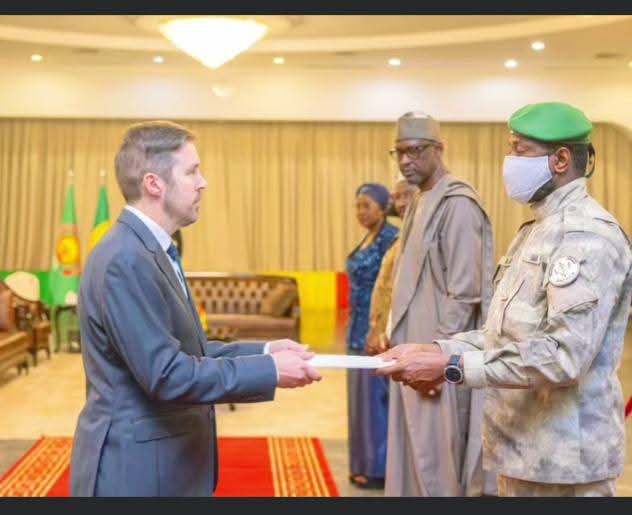 DelphineSankara's tweet image. 🔴 @GouvMali... Mr #Angus_Mckee l'ambassadeur du Royaume-Uni🇬🇧 au Mali🇲🇱, est un officier à la casquette diplomatique qui a servi en Syrie🇸🇾, en Libye🇱🇾 et en Irak🇮🇶.

Un profil à surveiller de près. Dans tous ces pays cités ci-dessus, ont eu des crises amplifiées....