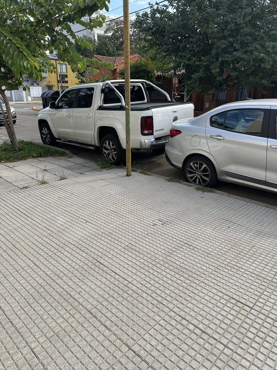 adrinelso's tweet photo. @BoludoscnAmarok cola con cola del lado equivocado (es doble mano), a cm de tocarse. El Cronos ya estaba estacionado de antes https://t.co/jQdqlWOpr1