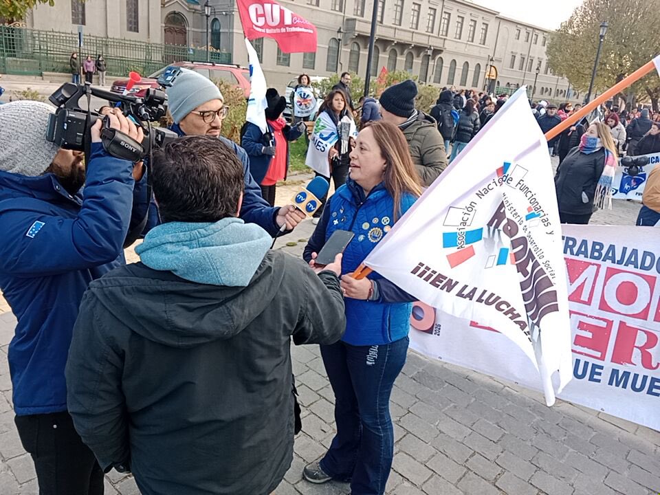 asofumi's tweet photo. #1deMayo ASOFUMI se despliega en todo el país, participando en marchas por el día de las y los trabajadores. Pdta Nacional junto a Dirigentes del Directorio Nacional, organizados y presentes en distintos territorios🇨🇱. @anefchile @amaryservir1 https://t.co/8P0OCOh39c