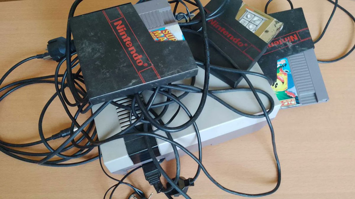 HiroshiSaeba's tweet image. Quand tu es invité dans la belle famille et que tu repars avec un bonus car il faut débarrasser et faire de la place.😜
Bah si ça peut aider....🤣🤣🤣

#retro #retrogaming #gaming #nintendo #nes