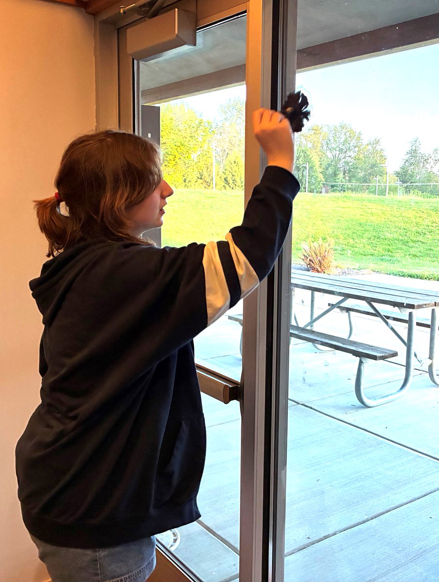 Edgewood_PD's tweet photo. Week #2 of Community Academy - Detectives and Forensics set up a crime scene for us, complete with a "body," blood spatter samples and decomposition insects. We got hands-on with fingerprinting, testing for blood, and looking for hidden evidence. AMAZING class! https://t.co/vLykld4Fvl