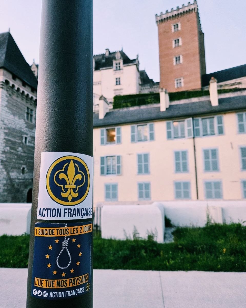 AF__Pau's tweet photo. 🔴 Militantisme à Pau !

➡️ Toi aussi rejoins une section de jeunes français motivés pour défendre leur pays et leur héritage !

⚜️ Et pour que vive la France, vive le Roi ! https://t.co/kECGHFw3Ao
