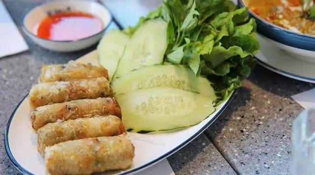 sunilpandey24's tweet image. "Grab a crispy #StreetFood fix! Golden fried spring rolls, oozing with veggies u0026 pork—crunchy, savory, so satisfying.  #FoodLovers #StreetEats"