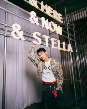 BRMewSuppasit's tweet image. MEW HM PHILIPPINES

IG mewsuppasit

🔗instagram.com/p/DXzOaMsGeRq/…

"Arrasando no show @StellaMcCartney x @hm ontem à noite. Tão feliz por fazer parte de um momento tão icônico aqui em Manila"

@MSuppasit
#มิวศุภศิษฏ์ #MewSuppasit
#HM #HMThailand
#HMThailandxMEW
#StellaMcCartneyHM