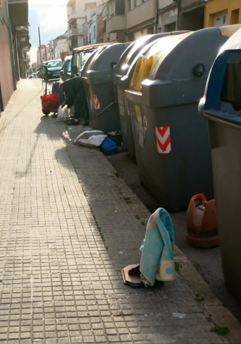 Franc_Castell's tweet photo. Carrer Roca i Roca de Sant Pere Nord a #Terrassa.

Lamentable i vergonyosa la degradació que patim al barr

@TotperTerrassa @jordi_ballart @xcardona @ecoequip @PoliciaTrs @ajterrassa @MonTerrassa @DiarideTerrassa @javigarciaro @MartaGimeArcusa https://t.co/WygpDSBeZY