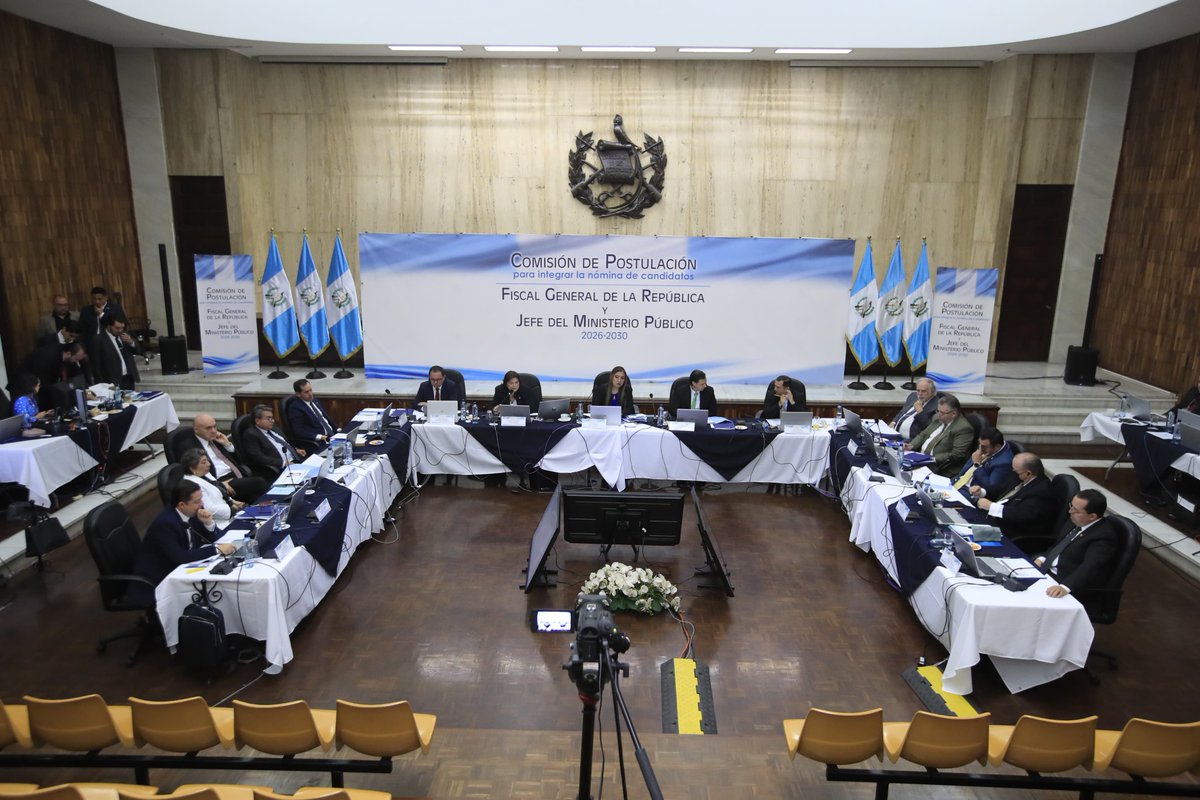 La <a href="/CC_Guatemala/">CC Guatemala</a> acumula cerca de 12 amparos no resueltos por la renovación del fiscal general, según fuentes constitucionales. También la Postuladora esta por concluir el próximo lunes el plazo de impugnaciones sin recibir ataques a la lista de 6 candidatos a fiscal general.