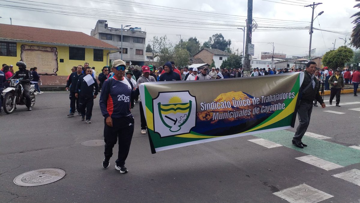 prensaceosl's tweet photo. Desde Cayambe 🚩🔥
El Sindicato Único de Trabajadores Municipales de Cayambe se hace presente este #1DeMayo con fuerza, unidad y dignidad.
Aunque intenten imponer miedo con policías en las calles, el pueblo trabajador responde marchando por sus derechos. ✊
#CEOSL #Cayambe #ElPuebloEnLaLucha #NoTenemosMiedo #TrabajoDigno