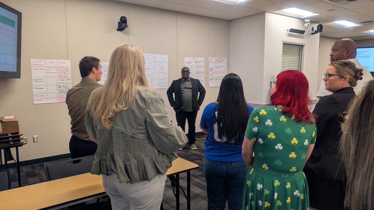 CtrEdEcon's tweet image. #EdLeaders at Fontana Unified School District are continuing the conversation on effective leadership communication. 

We love seeing moments like this from the field where state, district, and school teams are showing up with curiosity and a willingness to reflect together. In