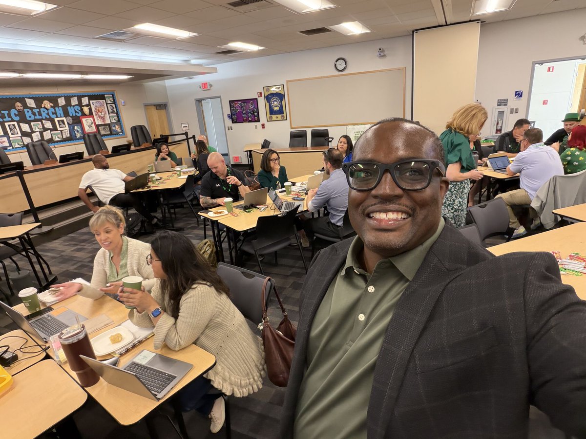 CtrEdEcon's tweet image. #EdLeaders at Fontana Unified School District are continuing the conversation on effective leadership communication. 

We love seeing moments like this from the field where state, district, and school teams are showing up with curiosity and a willingness to reflect together. In