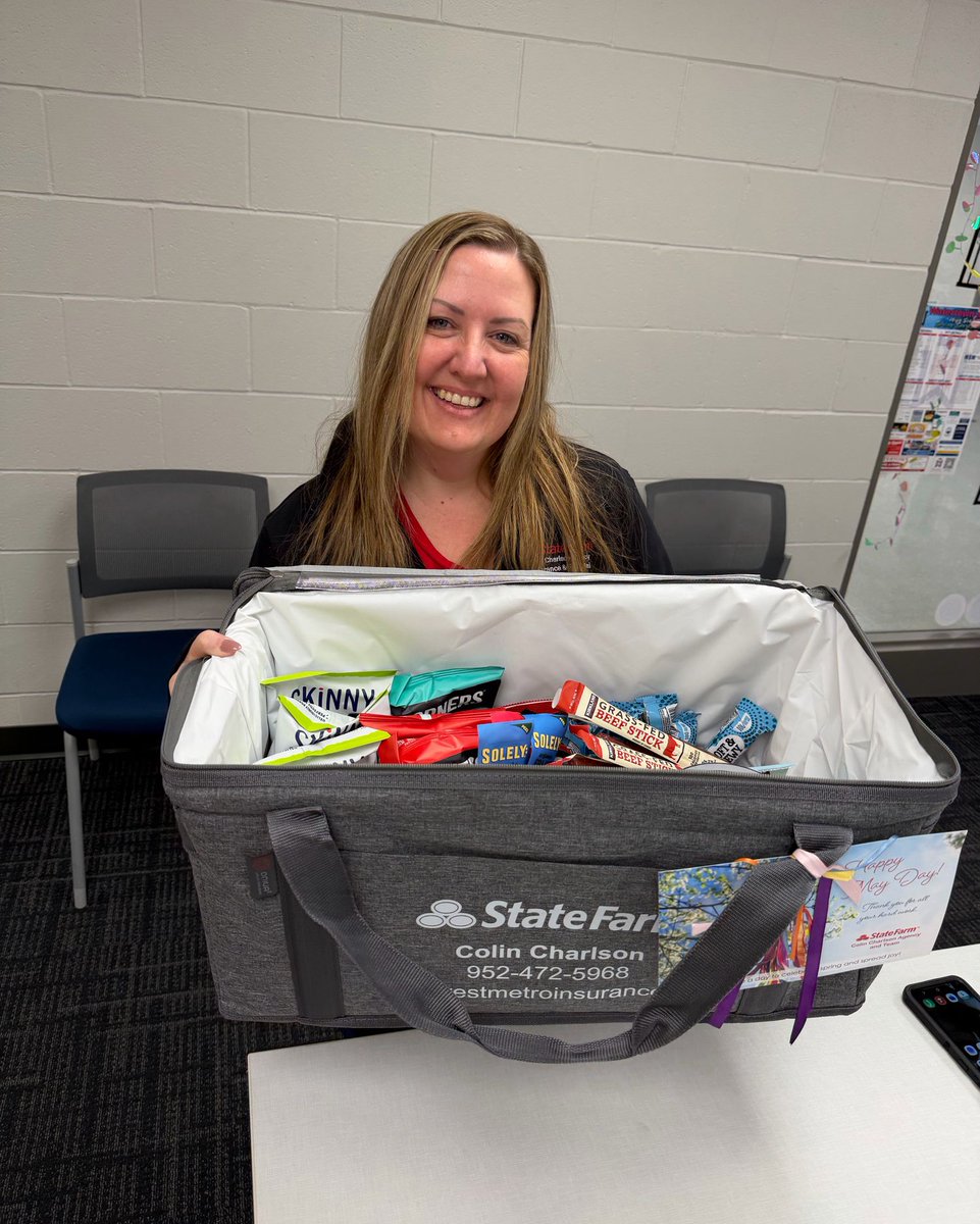 WMPublicSchools's tweet image. It’s May Day!🌸🌺

🙌📣Shout out to Mari from State Farm who brought EVERY WM School office a bag-o-treats to celebrate!!

#HappyMayDay #ThankYou #WMRoyalCommunity