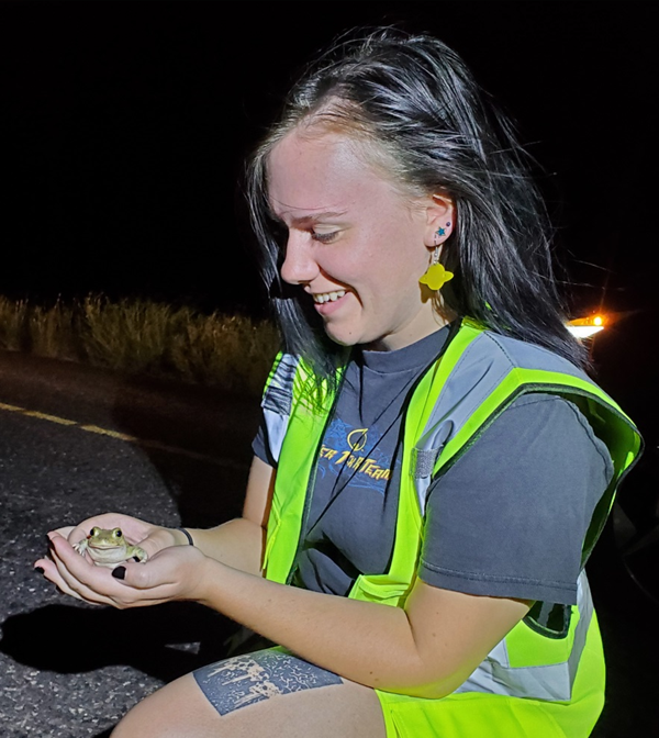 texas_IB's tweet image. Meet Stengl-Wyer Fellow Rebecca Clemons! Her research focuses on how amphibian immune systems respond to a deadly fungal pathogen. Read more about her here in our latest blog post. #herpetology #amphibians #ecology #sustainability
biodiversity.utexas.edu/news/features/…