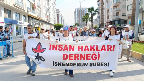 ihdiskenderun's tweet photo. Yaşasın 1Mayıs . Biji Yek Gulan https://t.co/JHq3jGvqJ6