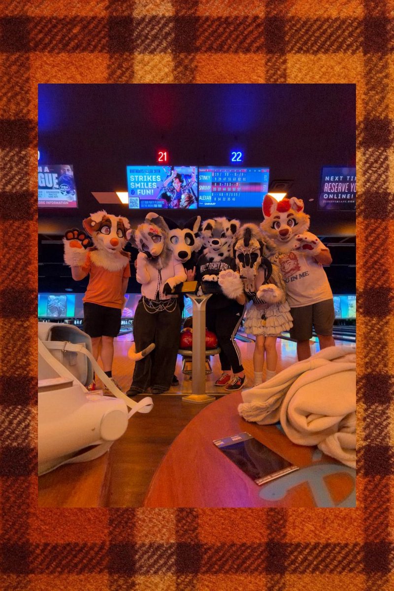 Blueber_studio's tweet image. Fuzzy going bowling 🎳 

#furry #furryfriends #fuzz #owo
