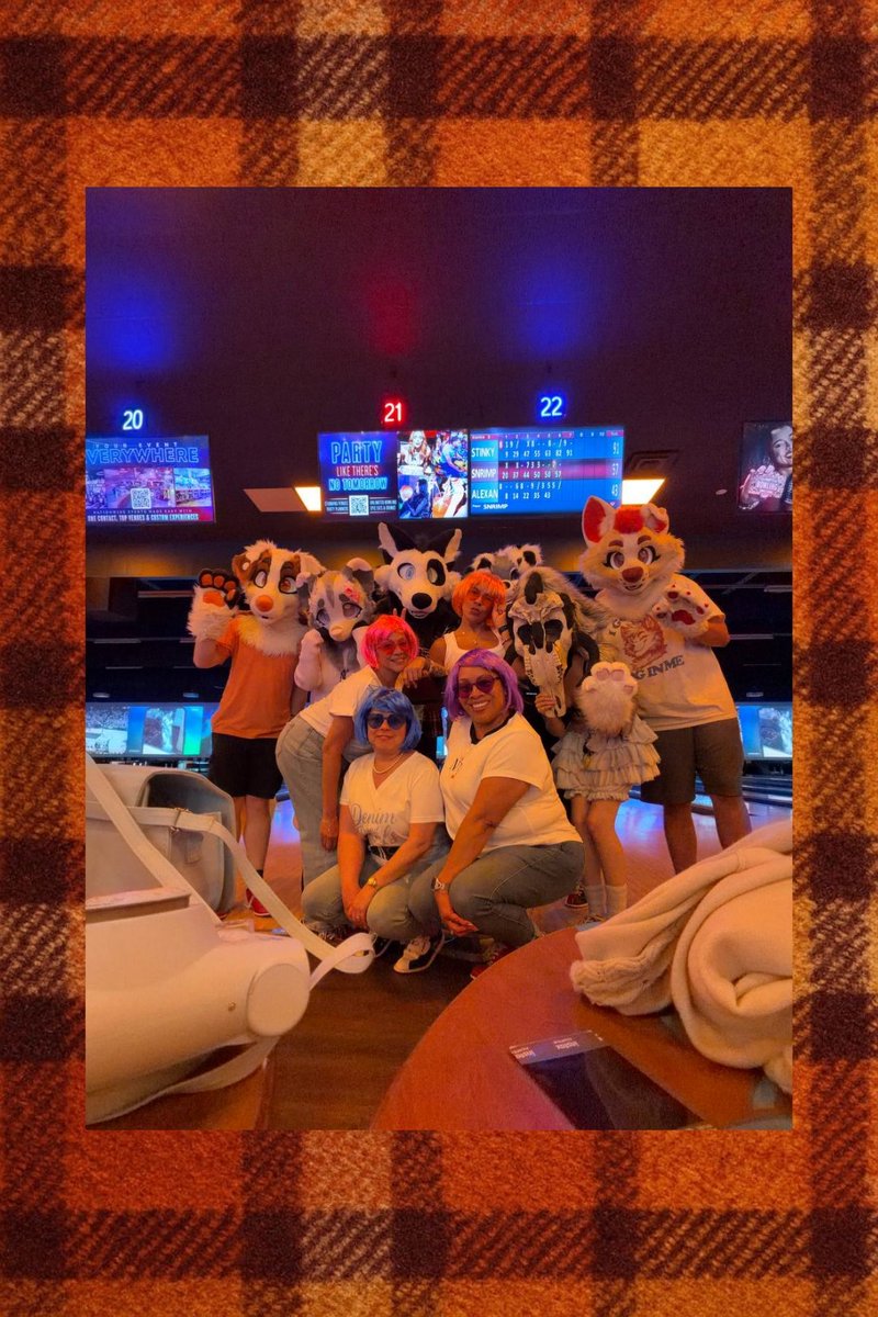 Blueber_studio's tweet image. Fuzzy going bowling 🎳 

#furry #furryfriends #fuzz #owo